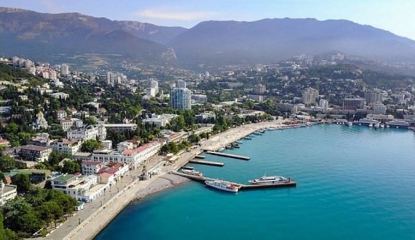 Аксенов: туристам сложно добраться до Крыма, зато отдых подешевел