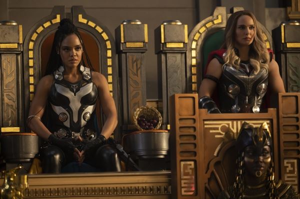 Две сильные женщины: Валькирия и Могучий Тор за общим троном на новом кадре фильма «Тор: Любовь и гром»