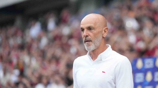 У главного тренера «Милана» украли медаль во время празднования чемпионства на стадионе