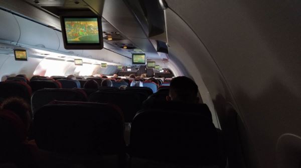 Туристов на рейсе в Турцию попросили закрыть иллюминаторы
